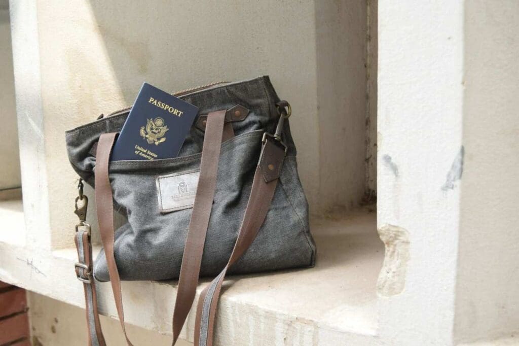 Foto de bolsa com o passaporte dentro