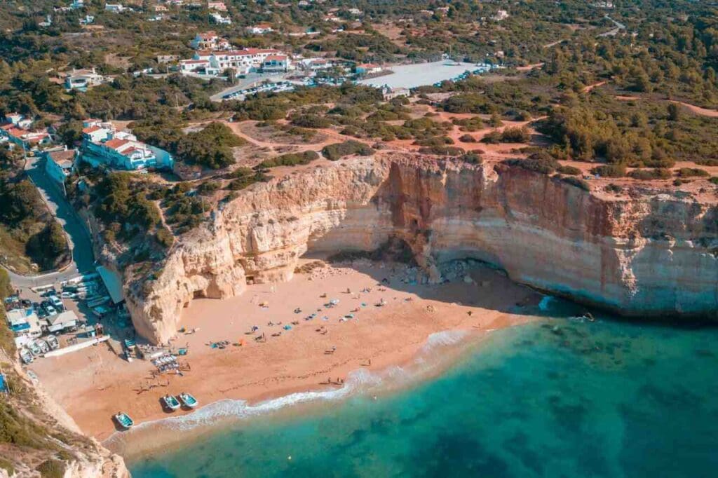 Foto da vista aérea de uma praia e uma falésia