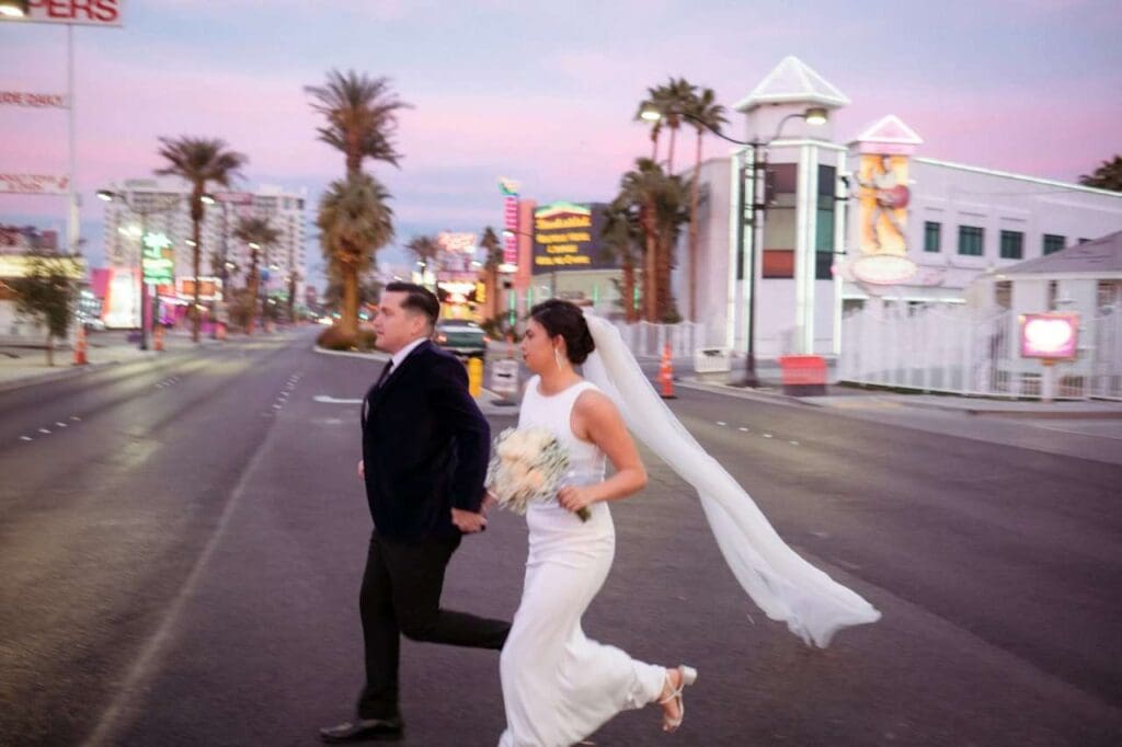 Foto de um casal andando pelas ruas de Las Vegas