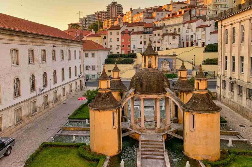 Foto de construções de concreto amarelas e brancas
