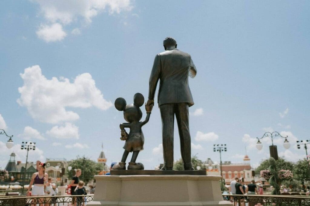 Foto da estátua de Walt Disney