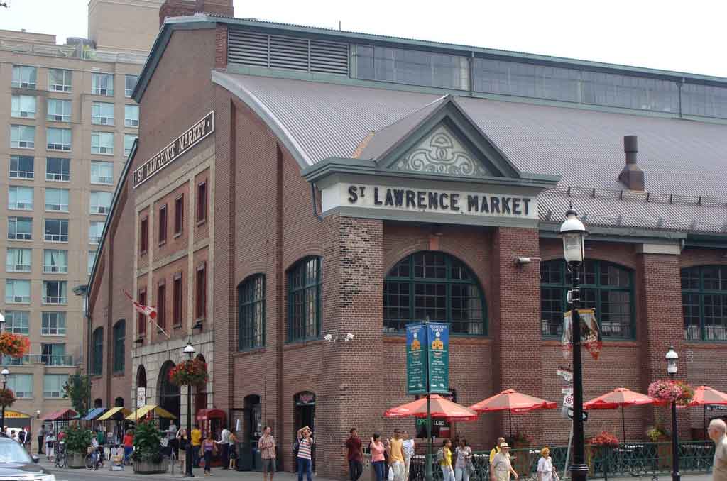 Foto de um edifício de tijolos.