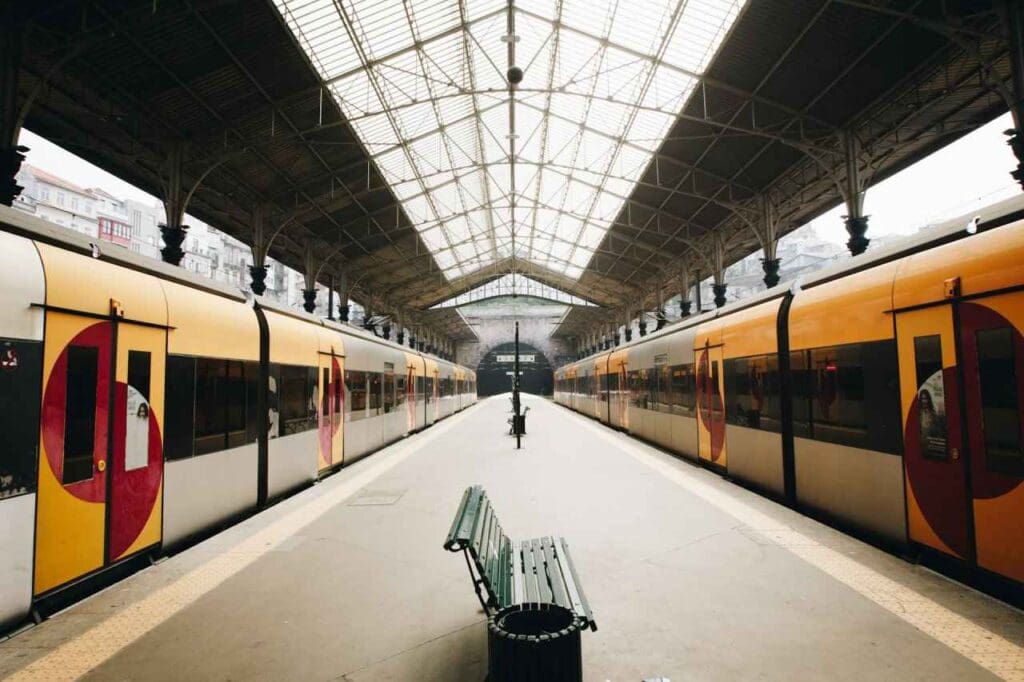 Foto de um banco verde na estação de trem