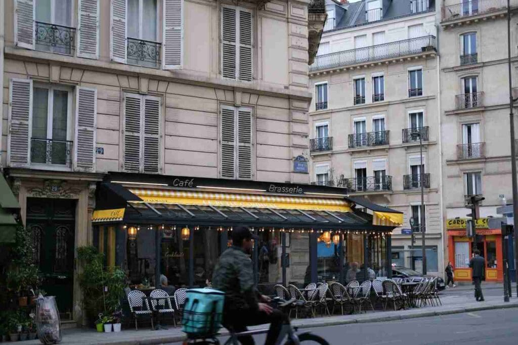 Foto de uma pessoa andando de bicicleta em uma rua