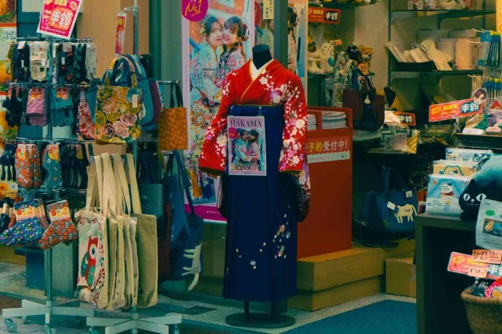 Foto de uma roupa tradicional japonesa em um manequim