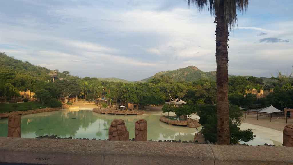 Foto de um lago artificial.