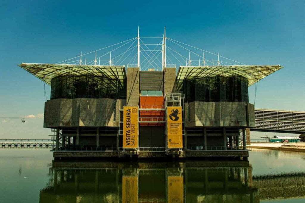 Foto de edifício de concreto perto de um corpo de água
