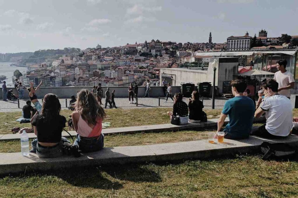 Foto de um grupo de pessoas sentadas no chão