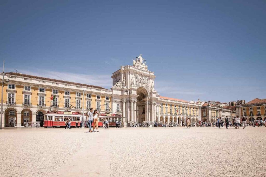 Foto de pessoas andando perto de edifício de concreto