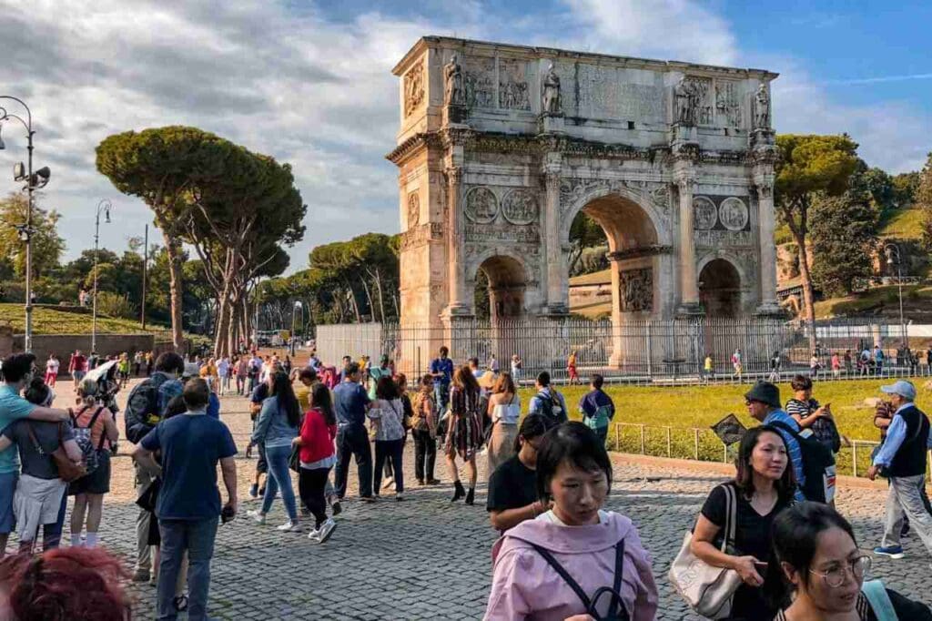Foto de várias pessoas em volta de um monumento histórico
