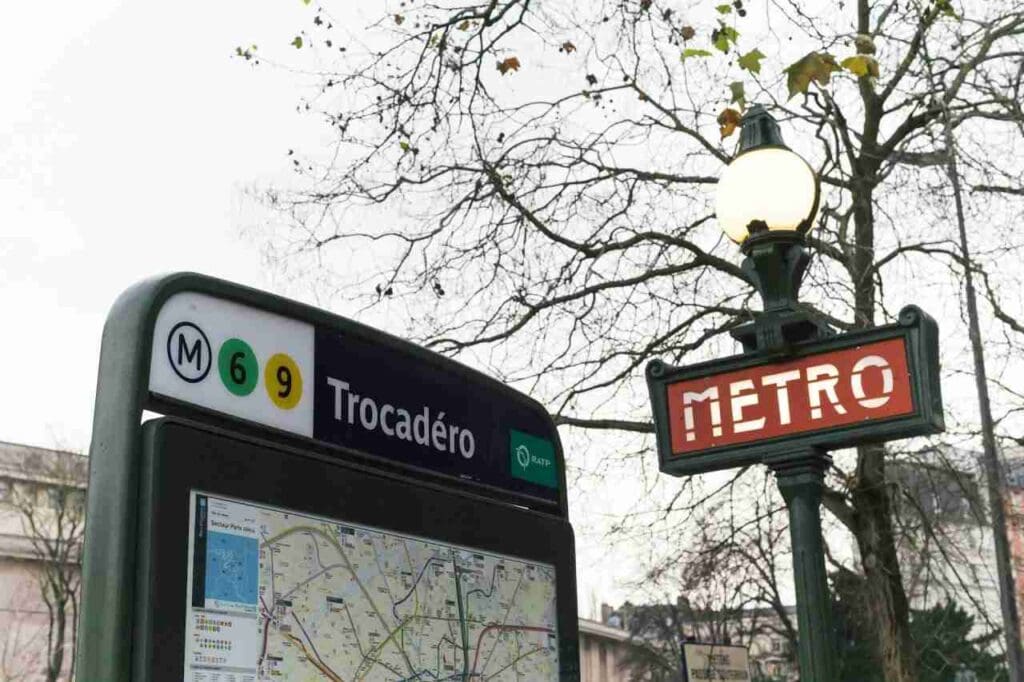 Foto de uma parada de metrô com um mapa