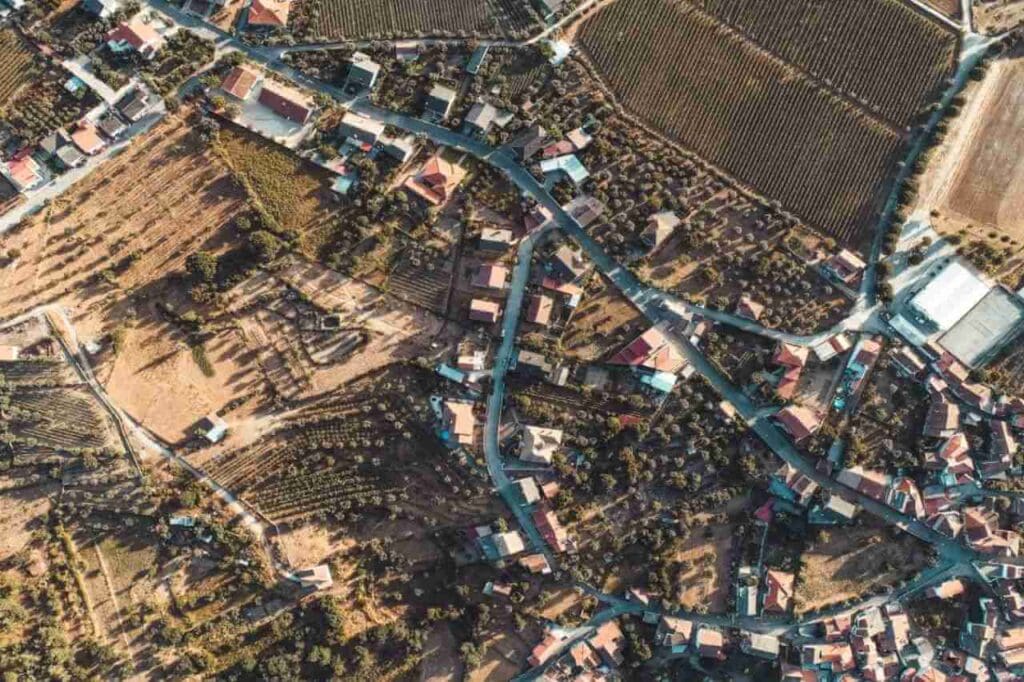 Foto de uma vista aérea com muitas árvores e casas