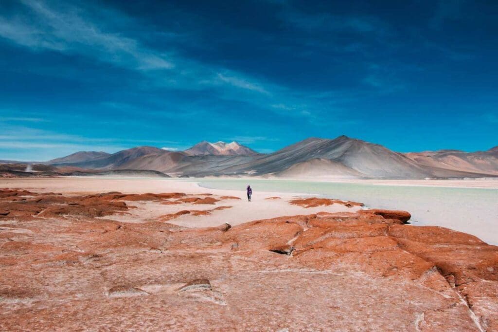 Foto de pessoa andando no Deserto do Atacama