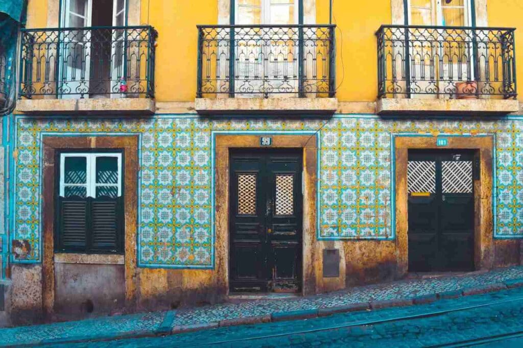 Foto de casa amarela com azulejos verdes