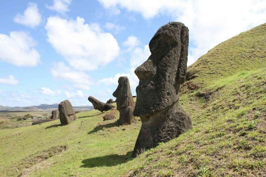 Foto de Moai de perfil na Ilha de Páscoa