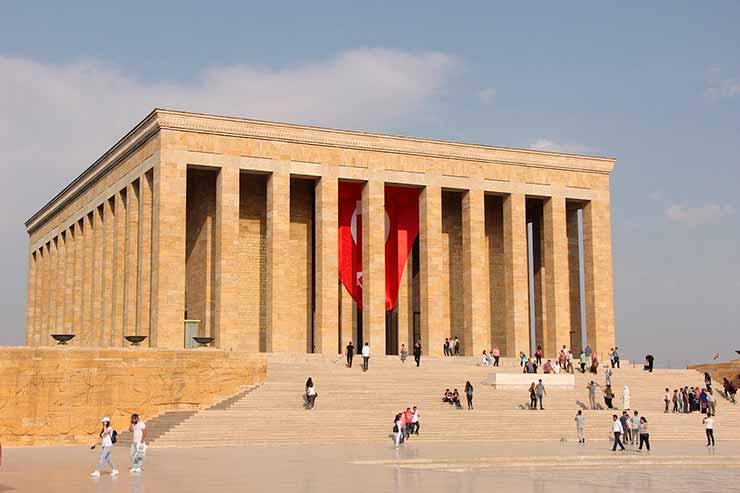 Foto de um edifício retangular com uma escadaria na frente