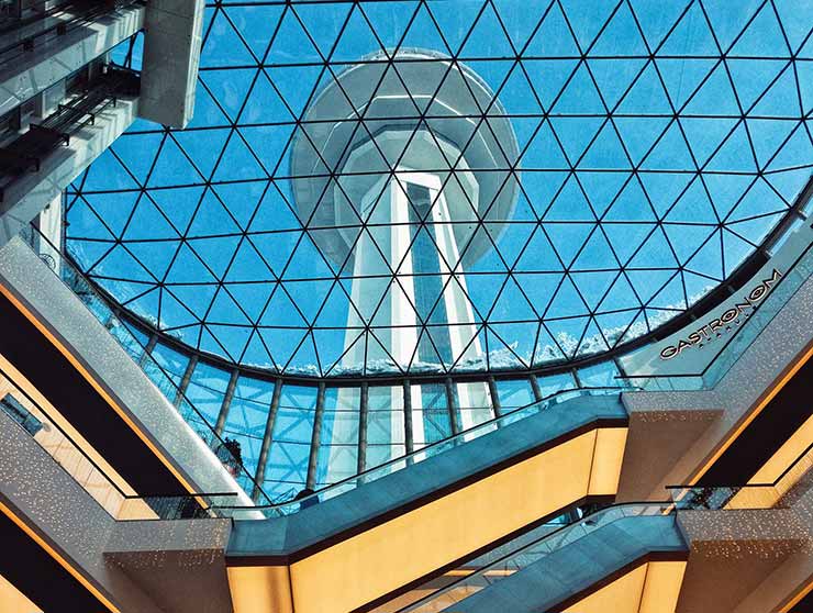 Foto de uma torre vista de baixo.