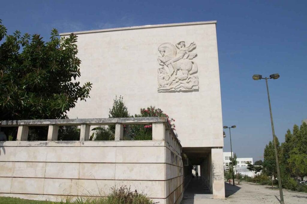 Foto de fachada de um prédio branco