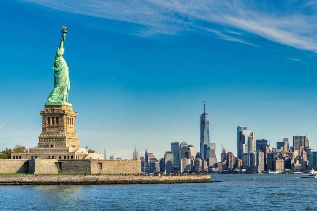 Foto da lateral da Estátua da Liberdade