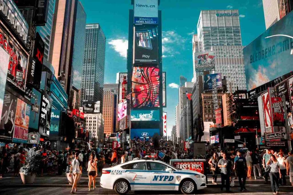 Foto de carro parado na Times Square