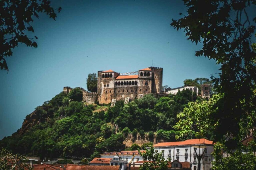 Foto de um castelo no topo de uma montanha