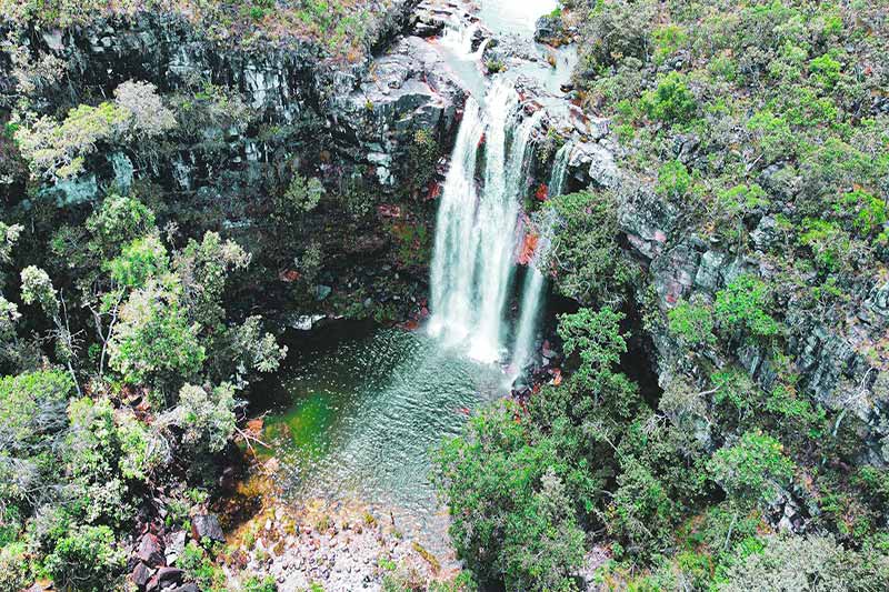 Vista aérea de cachoeira