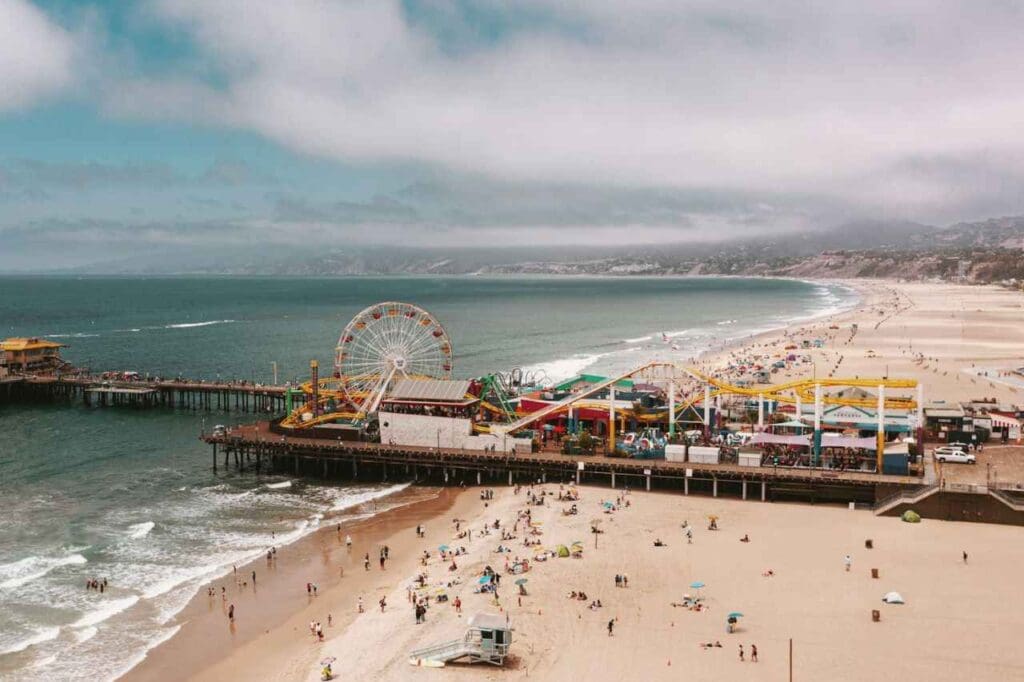 Foto de pessoas em uma praia durante o dia