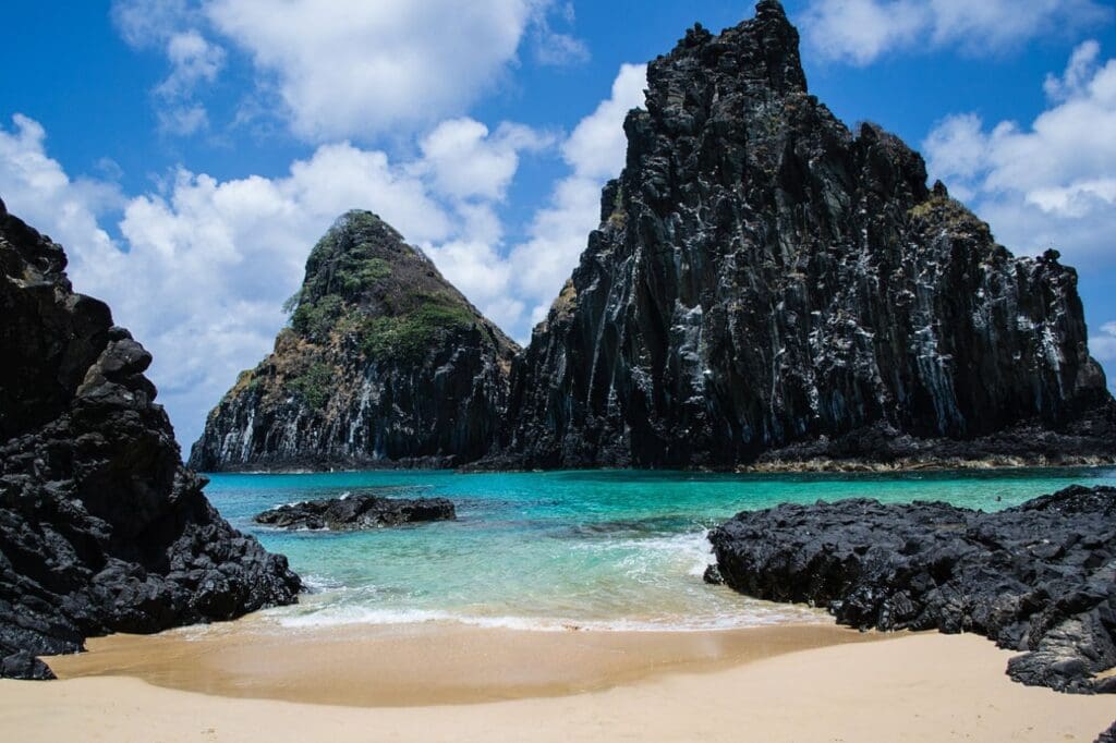 Onde fica Fernando de Noronha belezas naturais e aventura!