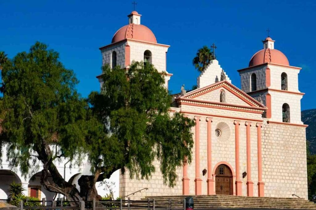 Foto de edifício branco e rosa perto de árvores verdes