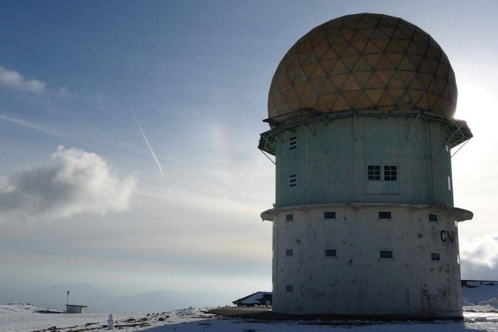 Foto de um edifício de concreto em cima da neve