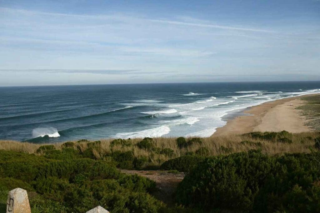 Foto de uma praia e de uma colina