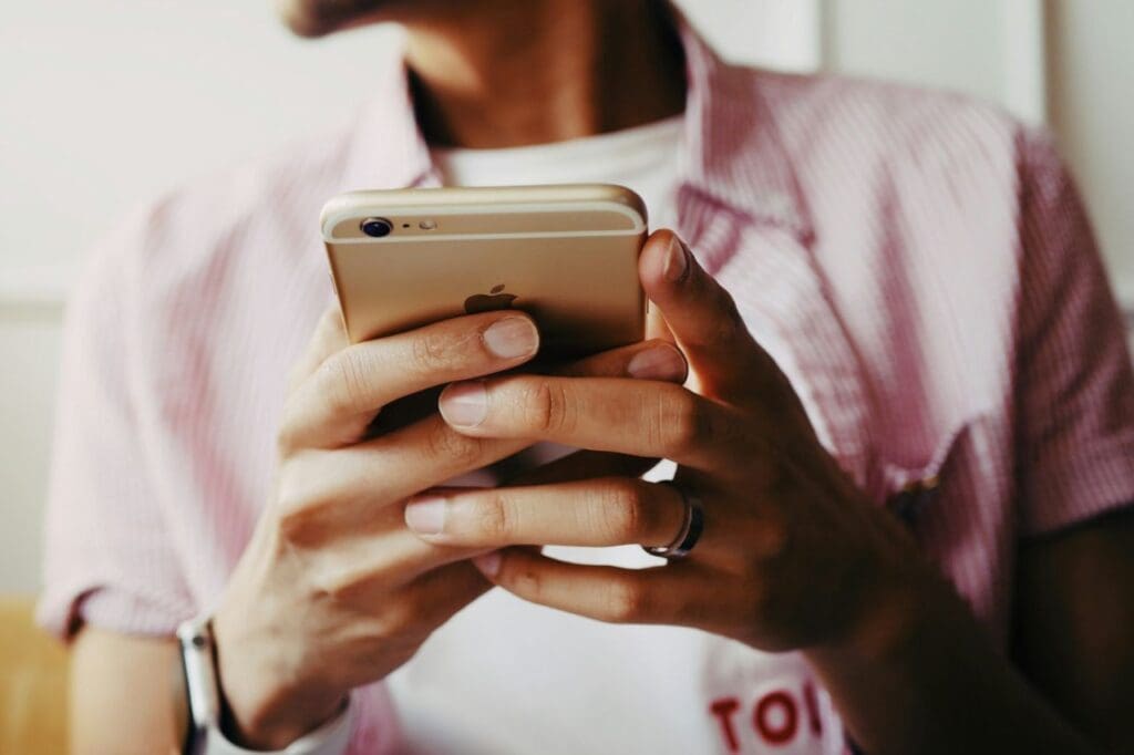 Foto de um homem segurando um celular