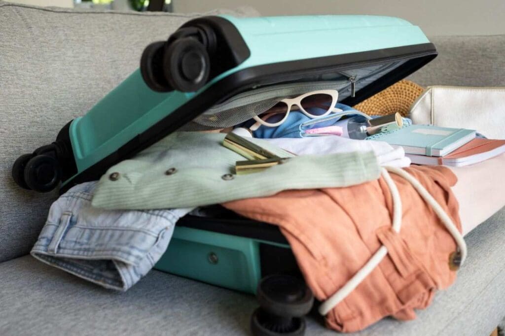 Foto de bagagem aberta com roupas aparecendo