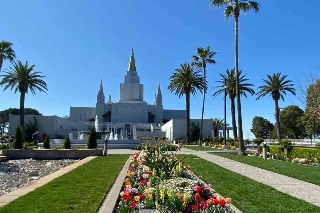 Foto de edifício branco próximo a um jardim florido