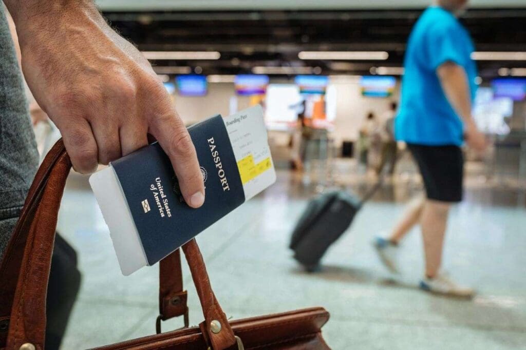 Pessoa segurando passaporte em aeroporto
