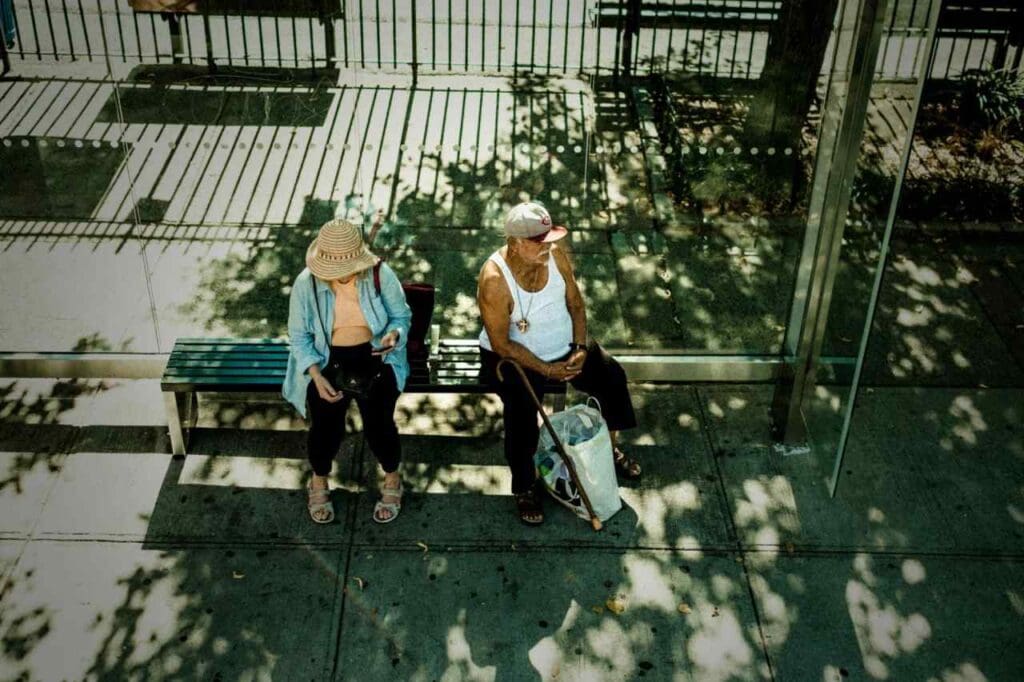 Foto de casal idoso sentado em banco