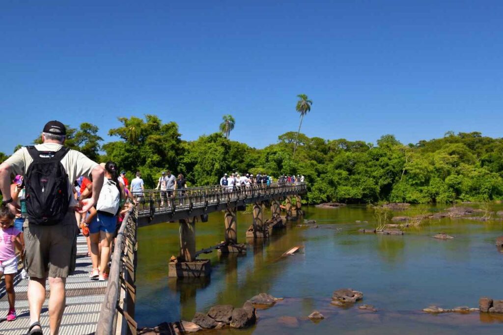 Pessoas em plataforma nas cataratas em Iguazú