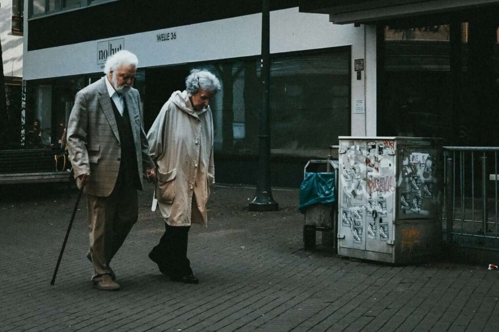 Casal de idosos andando na calçada