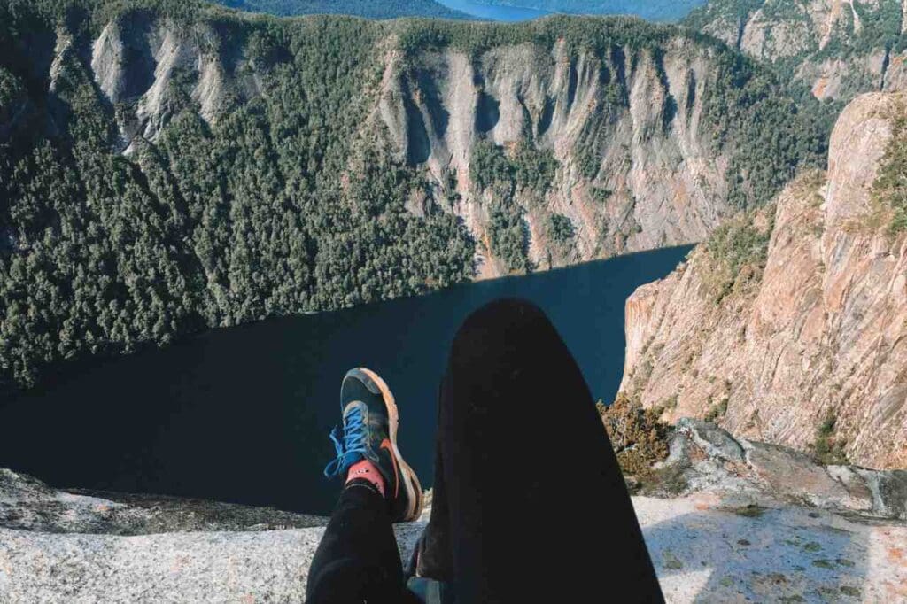 Pessoa sentada em montanha em Bariloche