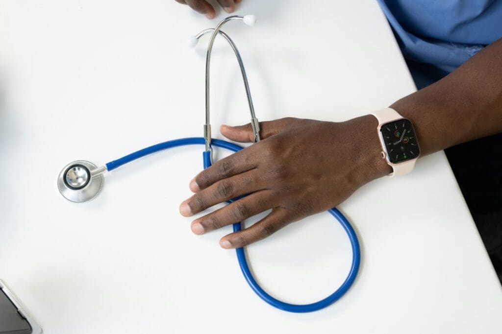 Foto de uma pessoa segurando um estetoscópio