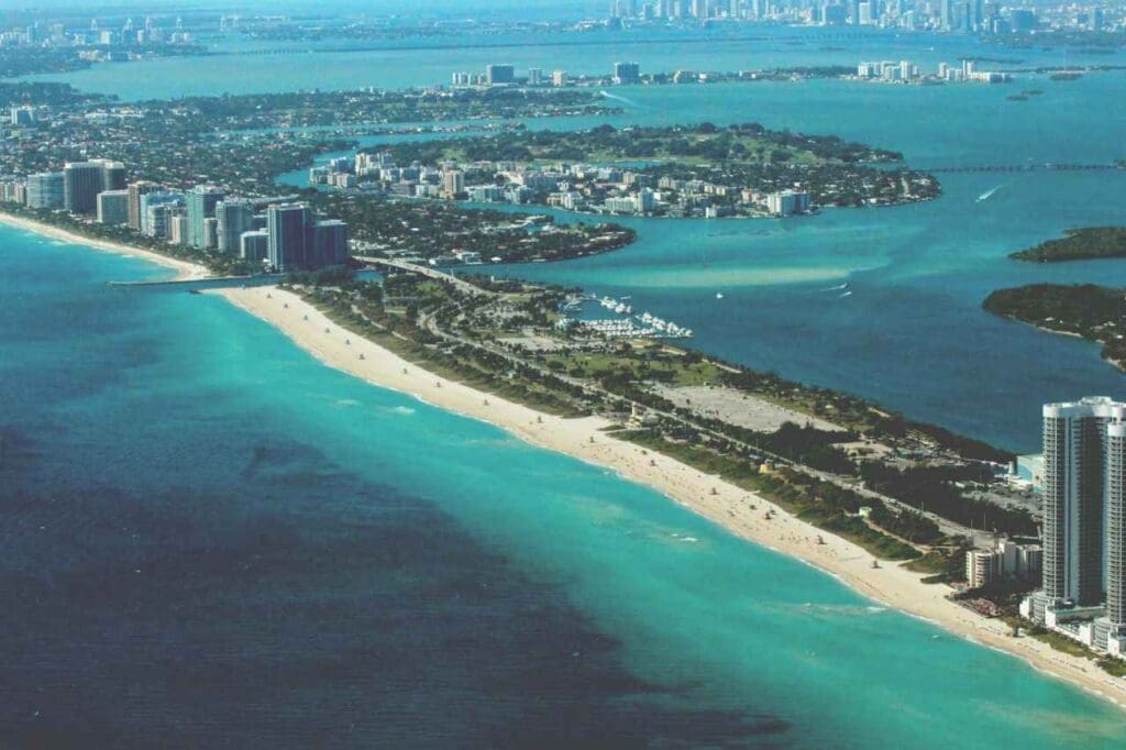 Vista aérea do litoral da cidade de Miami