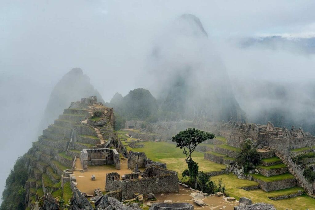Foto de uma neblina em Machu Picchu