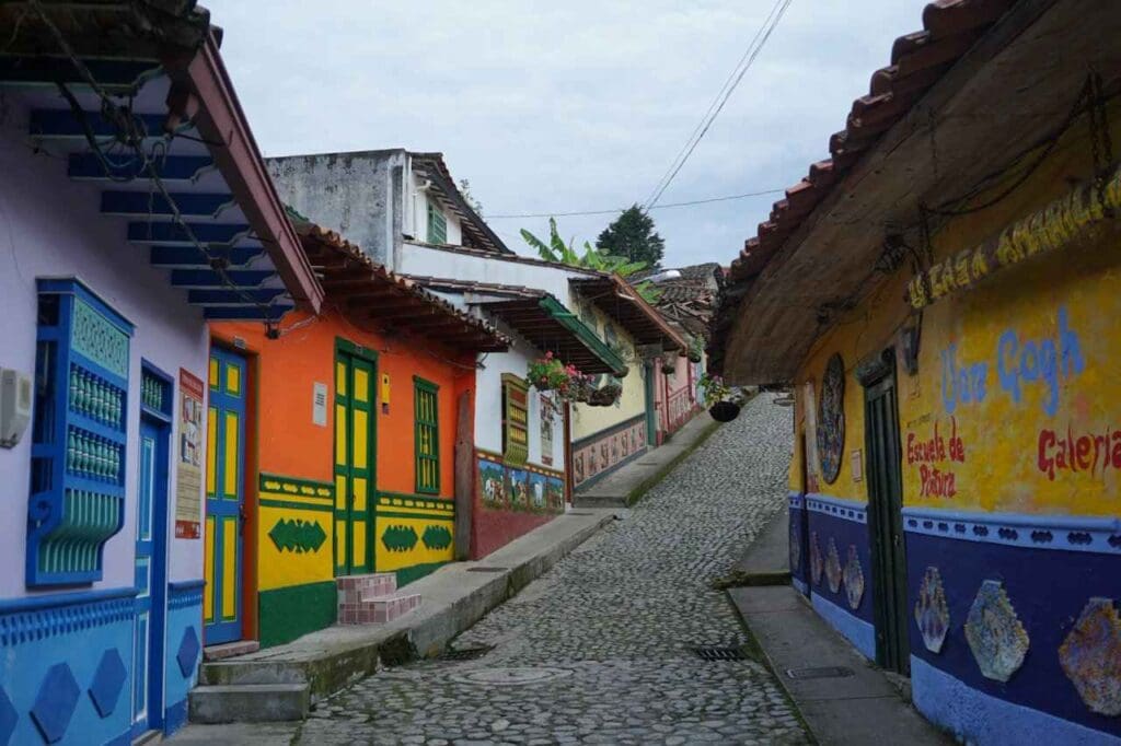Foto de rua de pedra e casas coloridas