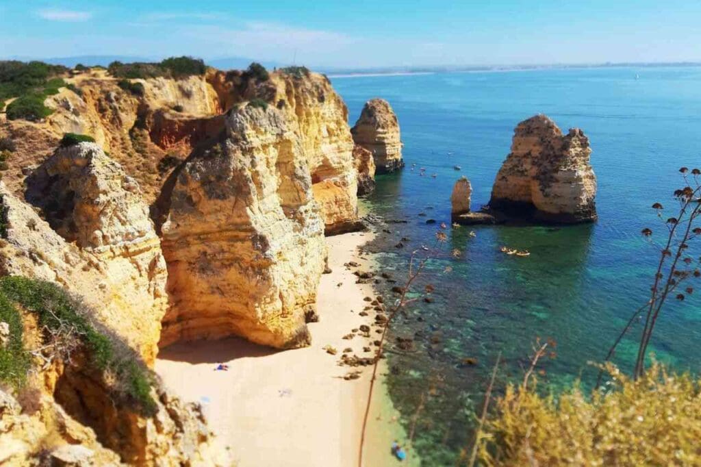 Foto de formação rochosa perto do mar