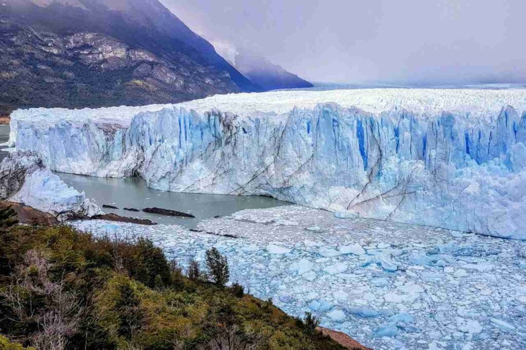 Foto de um grande paredão de gelo visto de cima