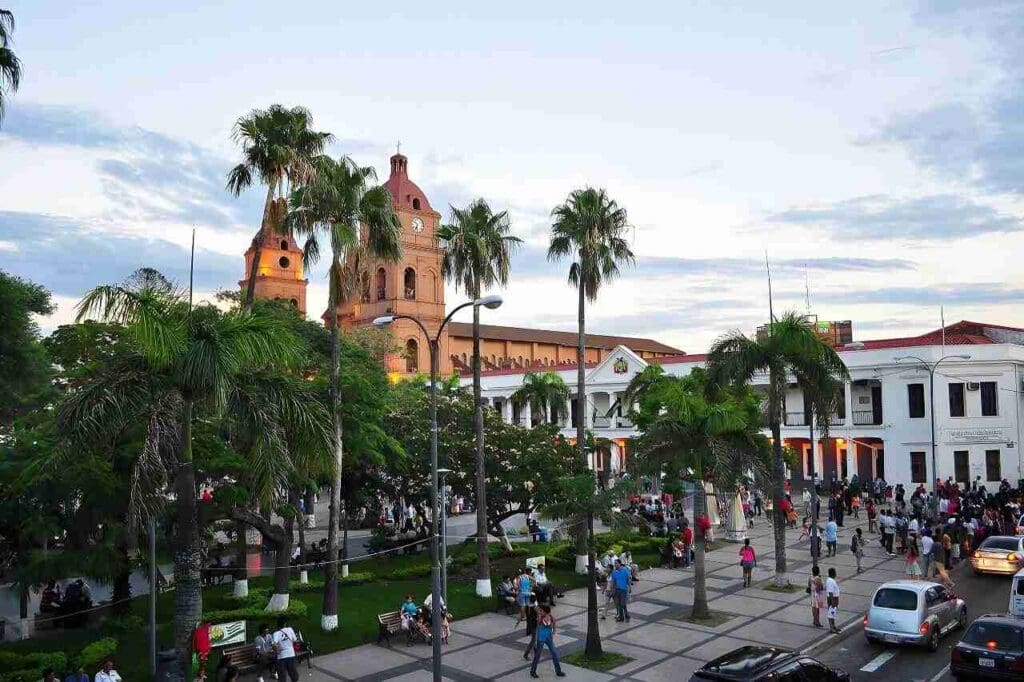 Foto de uma praça com uma igreja ao fundo